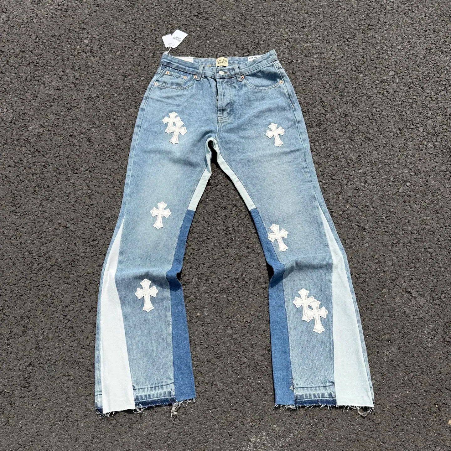 #8116 P260💰 Independent GALLERY DEPT. Vintage spliced cross loose washed flared jeans - truly restore the ultimate texture of Vintage - original hardware accessories, washed and other elevators, QR code analysis are all purchased from the original factory, high degree of restoration, welcome to compare with certain products ~ - three-dimensional version, loose and comfortable, not picky about the figure, taller and slimmer, factory Seiko, original quality control, same style for men and women, can be matched with couples, versatile recommendation, must-have jeans for all seasons -Size: 28 30 32 34 36